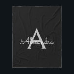 Manta Polar Black Silver Modern Script Girly Monograma Nombre<br><div class="desc">Monograma de guiones de Faux Plata y Negro Añadir su propio nombre Fleece Blanket. Esto hace que el dulce perfecto cumpleaños 16,  boda,  ducha de novia,  aniversario,  ducha de bebé o fiesta de soltera sea regalo para alguien que ama el lujo glam y los estilos de moda.</div>