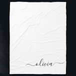 Manta Polar Black White Modern Script Girly Monograma Nombre<br><div class="desc">Monograma de escritura simple en blanco y negro y funda inicial de papel. Esto hace que el dulce perfecto cumpleaños 16,  boda,  ducha de novia,  aniversario,  ducha de bebé o fiesta de soltera sea regalo para alguien que ama el lujo glam y los estilos de moda.</div>
