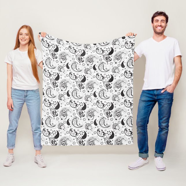Manta Polar Black & White Paisley Pattern –Elegant Textile Art (In situ)