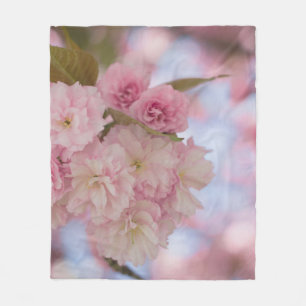 MANTA POLAR BLOSSOM DE CHERRY PINK EN FOTOGRAFÍA CERRADA