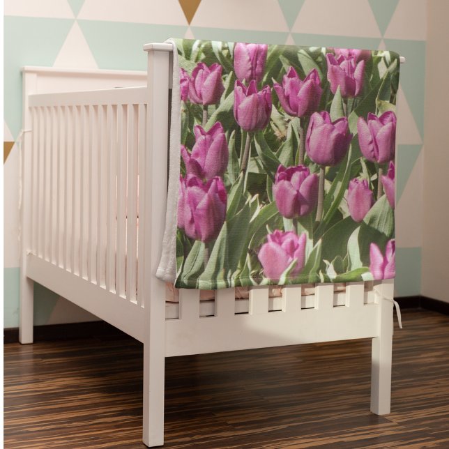 Manta Polar Bonito Morado Tulips Floral (In Situ Folded)