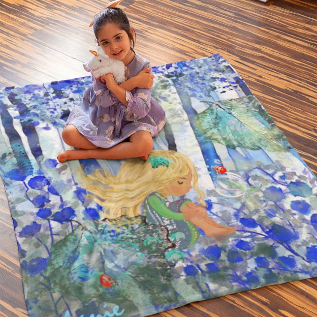 Manta Polar Bosque azul con niña pequeña (Blue Forest with Little girl Fleece Blanket)