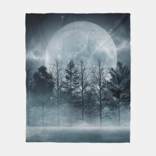 Manta Polar Bosque oscuro. Escena oscura y sombría con árboles