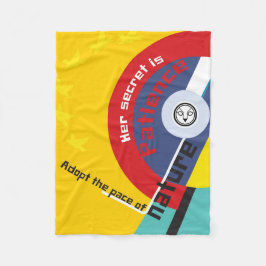 Manta Polar Brahaus geométrico con tipografía