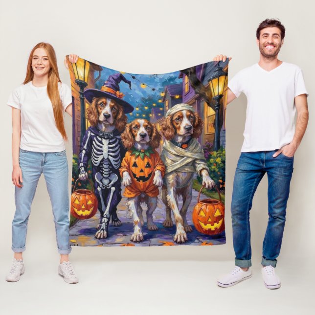 Manta Polar Brittany Spaniel pidiendo dulces en Halloween  (In situ)