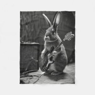 Manta Polar Bunny tocando una guitarra