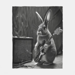 Manta Polar Bunny tocando una guitarra