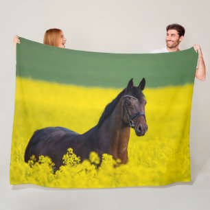 MANTA POLAR CABALLO EN CAMPO AMARILLO