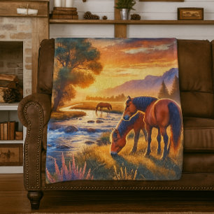 Manta Polar Caballo Mustang Pastando junto a un Arroyo al Atar