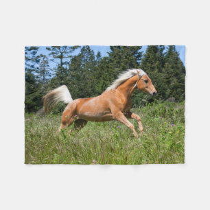 Manta Polar Caballo Palomino Corriendo a través de una Pradera