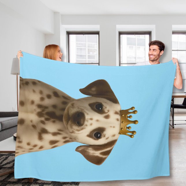 Manta Polar Cachorro dálmata en copa de oro (Dalmatian Puppy in Gold Crown Cute Fleece Blanket
by Ricaso. Brown spotted dally pup dog on blue)