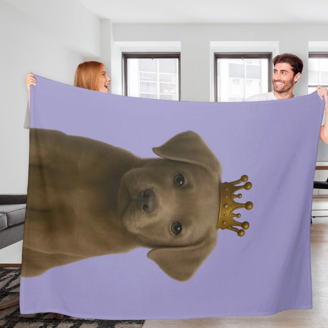 Manta Polar Cachorro plateado de labrador en copa de oro (Silver Labrador Puppy in Gold Crown Cute Fleece Blanket by Ricaso.  Silver lab dog throw blanket)