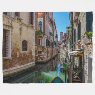 Manta Polar Calle estrecha con canal en Venecia