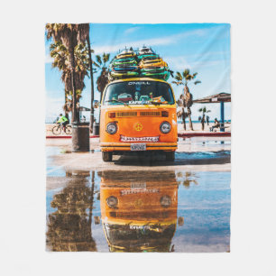 Manta Polar camioneta naranja con tabla de surf en la parte su