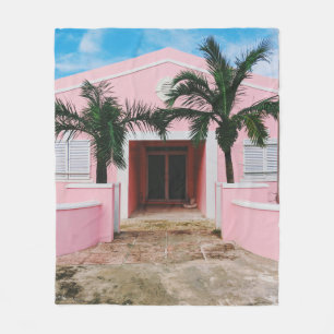Manta Polar Casa de hormigón rosa y blanco cerca de árboles ve