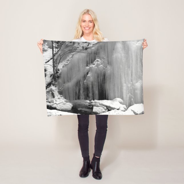 Manta Polar Cascada congelada en blanco y negro (In situ)