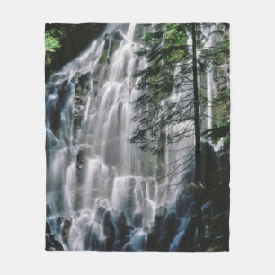 Manta Polar Cascada en bosque, Oregón