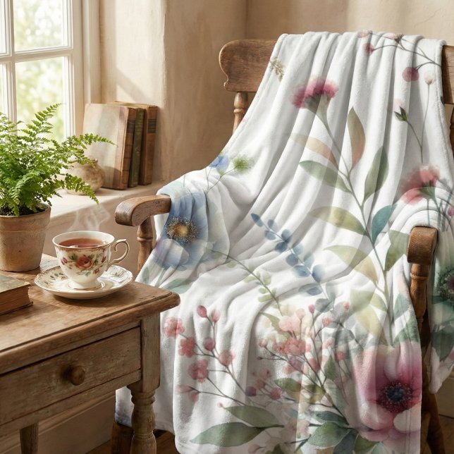 Manta Polar Casita acogedora Floral Pastel (Pastel floral fleece cottagecore-style blanket displayed on chair. a\A clean lifestyle mockup.)