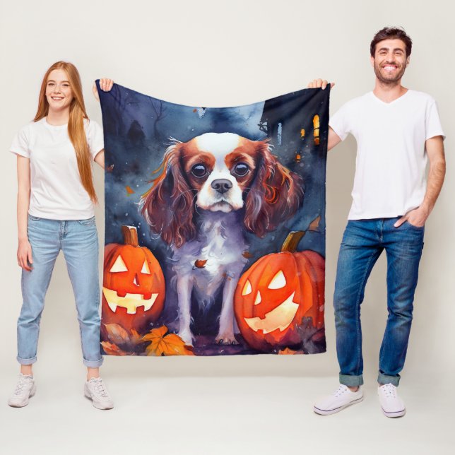 Manta Polar Cavalier de Halloween King Charles Spaniel (In situ)