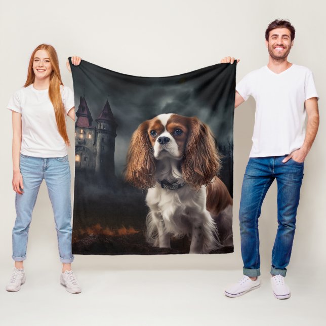 Manta Polar Cavalier King Charles Spaniel Halloween Aterrador (In situ)