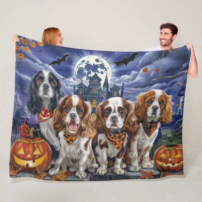 Manta Polar Cavalier King Charles Spaniel Halloween Espeluznan (In situ)