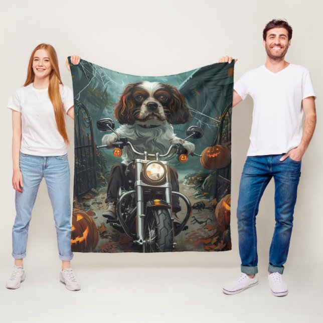 Manta Polar Cavalier King Charles Spaniel Halloween Espeluznan (In situ)