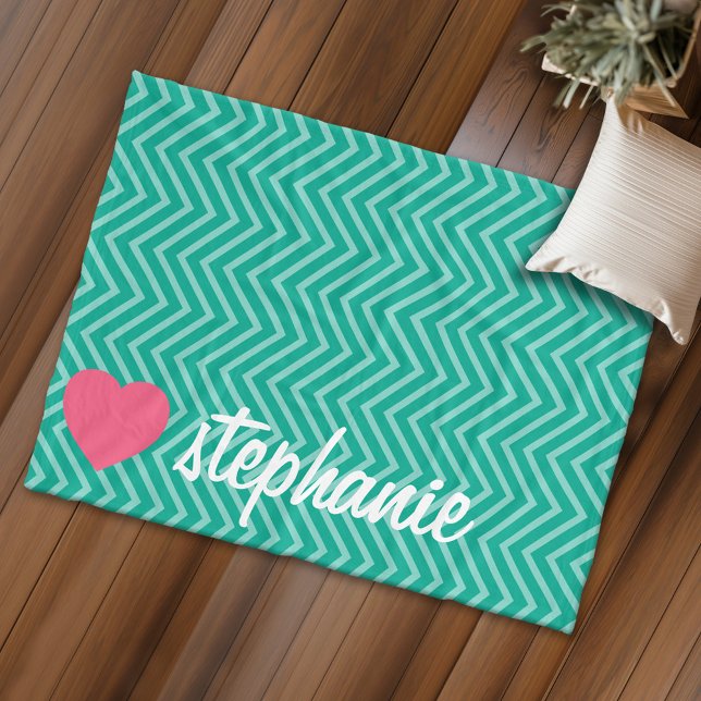 Manta Polar Chevrons de moda y nombre de corazón rosado alegre (Personalized fleece blanket with heart and a monogram)