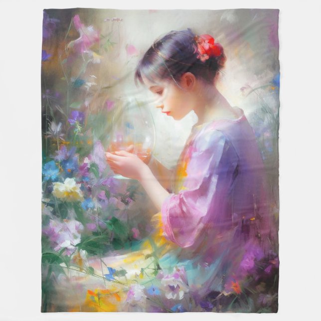 Manta Polar Chica admirando una flor en sus manos (Anverso)