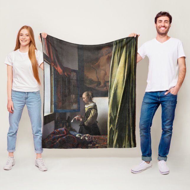 Manta Polar Chica leyendo una carta en una ventana abierta, ve (In situ)