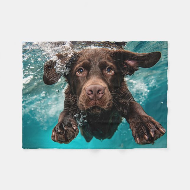 Manta Polar Chocolate labrador juguetón nadando bajo el agua (Frente (Horizontal))