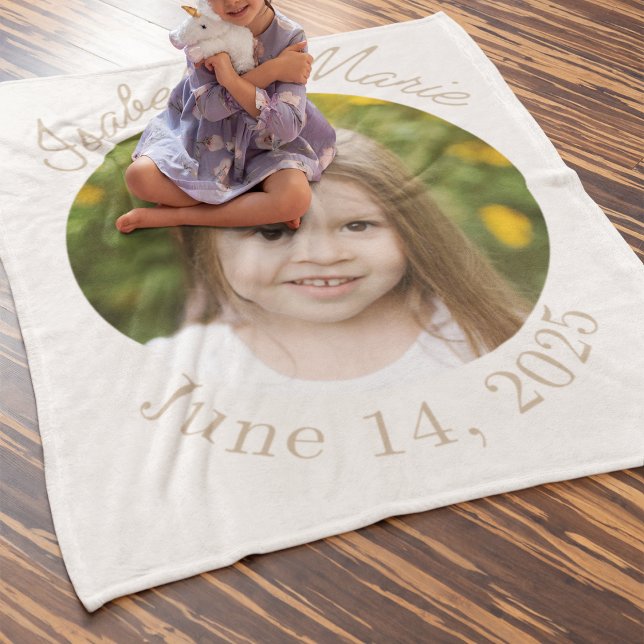 Manta Polar Círculo y guión centrado (Fleece blanket with ivory base, circle photo center, script name above, and curved date below.)