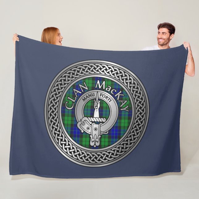 Manta Polar Clan MacKay Escudo & Tartan Knot Fleece Blanket (In situ)