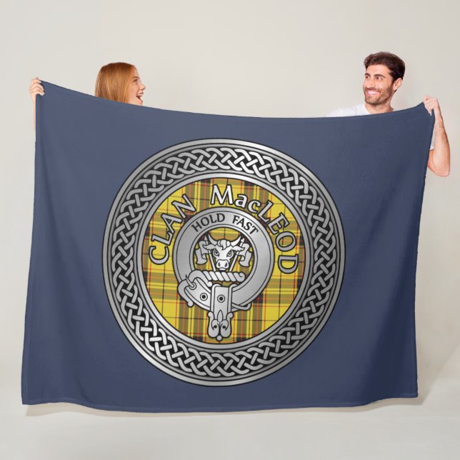 Manta Polar Clan MacLeod Escudo & Tartan Knot Fleece Blanket (In situ)