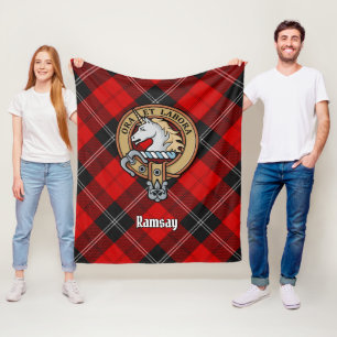 Manta Polar Clan Ramsay Escudo sobre Tartán Rojo