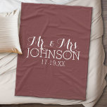 Manta Polar Color sólido Marsala - Mr. & Mrs Wedding Favors<br><div class="desc">Un color de negrita con fuentes de moda hace una pieza de instrucción para un favor de recepción. Los elementos son más fáciles de personalizar cuando se reemplazan primero todo el texto y las fotos. Si su arte todavía necesita ser ajustado, haga clic en el botón Personalizar Este botón. Esto...</div>