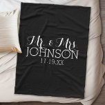 Manta Polar Color sólido negro Mr. y Mrs Wedding Favors<br><div class="desc">Un color de negrita con fuentes de moda hace una pieza de instrucción para un favor de recepción. Los elementos son más fáciles de personalizar cuando se reemplazan primero todo el texto y las fotos. Si su arte todavía necesita ser ajustado, haga clic en el botón Personalizar Este botón. Esto...</div>