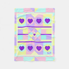 Manta Polar Colores pasteles y corazones morados golpeando