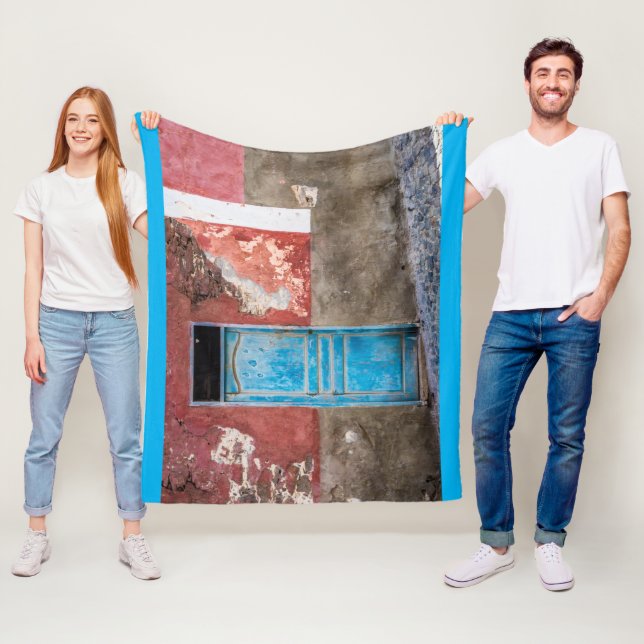 Manta Polar Colorida pared con puerta azul (In situ)