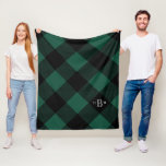 Manta Polar Comprobación de búfalo verde de tres letras monogr<br><div class="desc">Ideal para pasear en patios con aire fresco de otoño, o junto al fuego en una fría noche de invierno, esta frazada súper suave y lujosa será su acogedora visita. Un patrón de revisión de tendencia, a gran escala, de búfalo verde y negro, plaudido con un monograma personalizado de tres...</div>