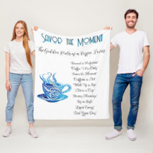 Copa de café azul artístico con patrones de nataci