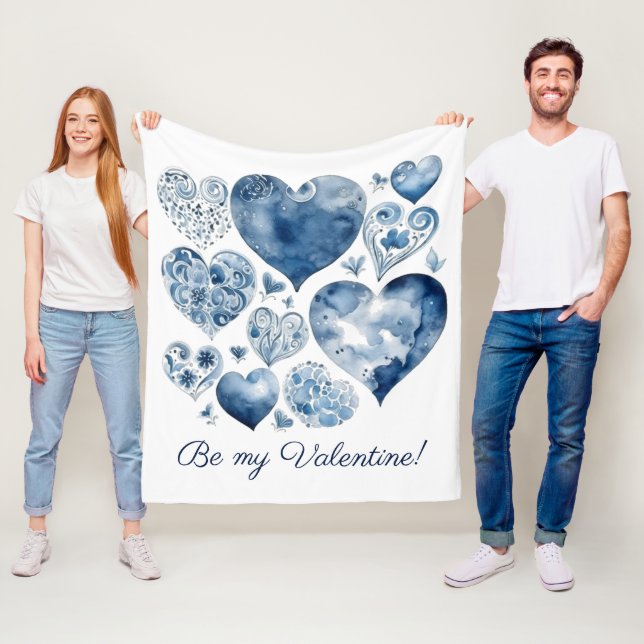 Manta Polar Corazones en azul Delft, valentina (In situ)