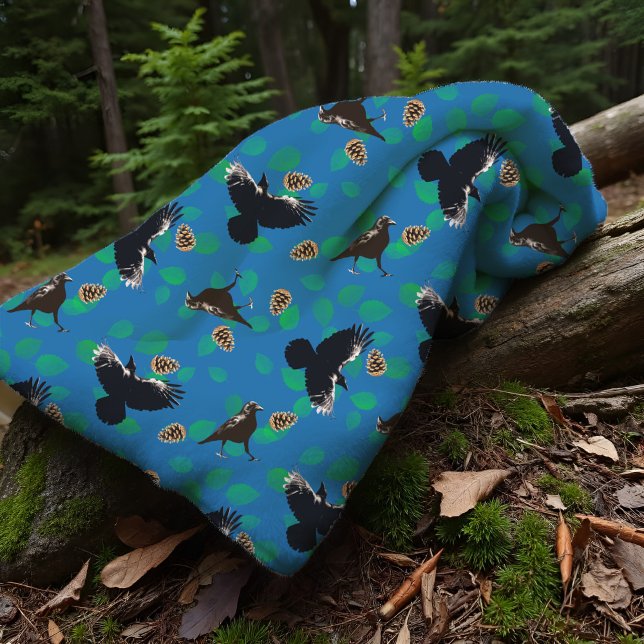 Manta Polar Cosmos Crows En La Pinecona Azul Del Bosque De Los (Cozy raven fleece blanket: vibrant blue woodland throw with pinecones, leaves, and birds in flight.)