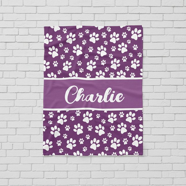 Manta Polar Cozy Paw Print Personalizado Dog Blanket - Persona (Purple cozy dog blanket - personalized with name)
