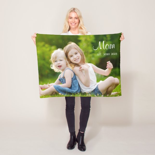 Manta Polar Custom Mom Established Modern Script Photo (In situ)