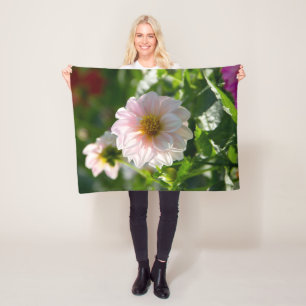 Manta Polar Dahlia blanca en la foto del jardín