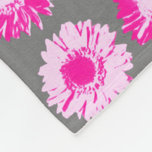 Manta Polar Daisies de arte pop - rosa y gris de Fuchsia