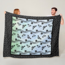 Delfinos y mariposas en el cielo