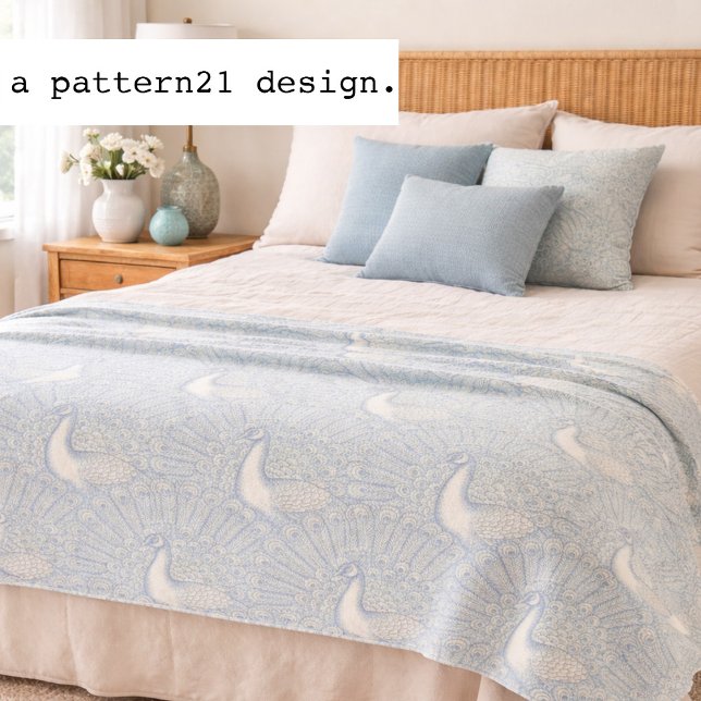 Manta Polar diseño de pavo real (Soft blue peacock fleece blanket inspired by vintage porcelain and timeless decorative design.)