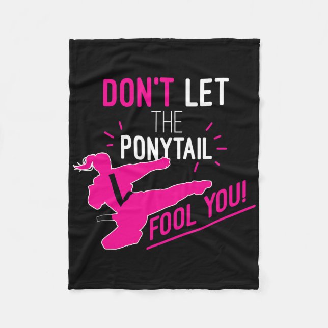 Manta Polar Don't Let The Ponytail Fool You Karate Girl Funny  (Anverso)
