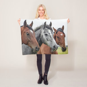 Manta Polar Dos alazanes y un gris, tres caballos en fila
